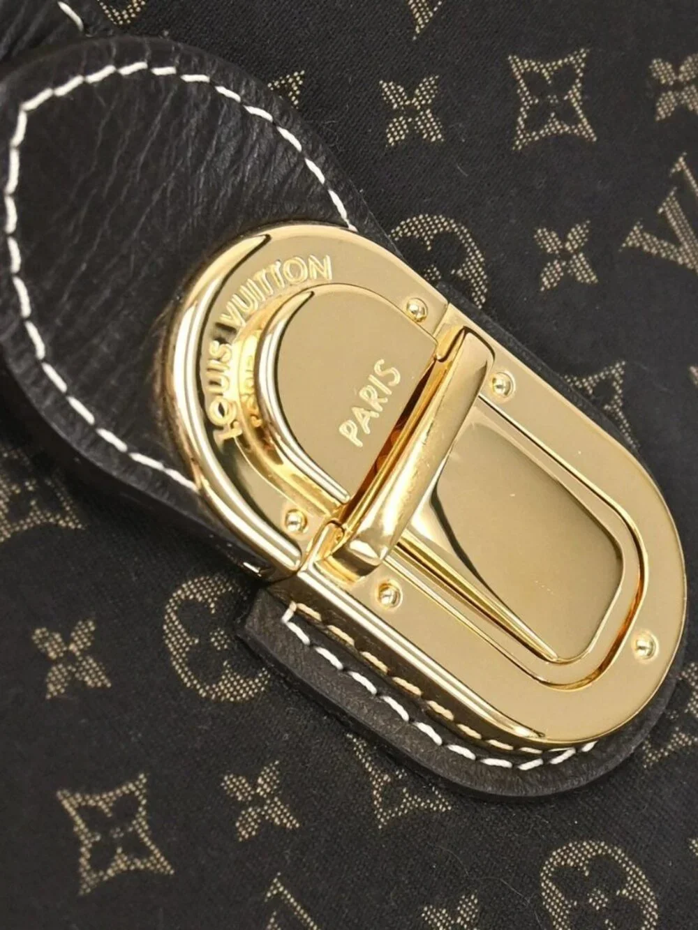 Louis Vuitton outside 	a+